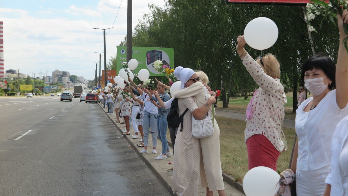 Сотни женщин в белом вышли в Барановичах на акцию против насилия. Много  фото | Пикабу