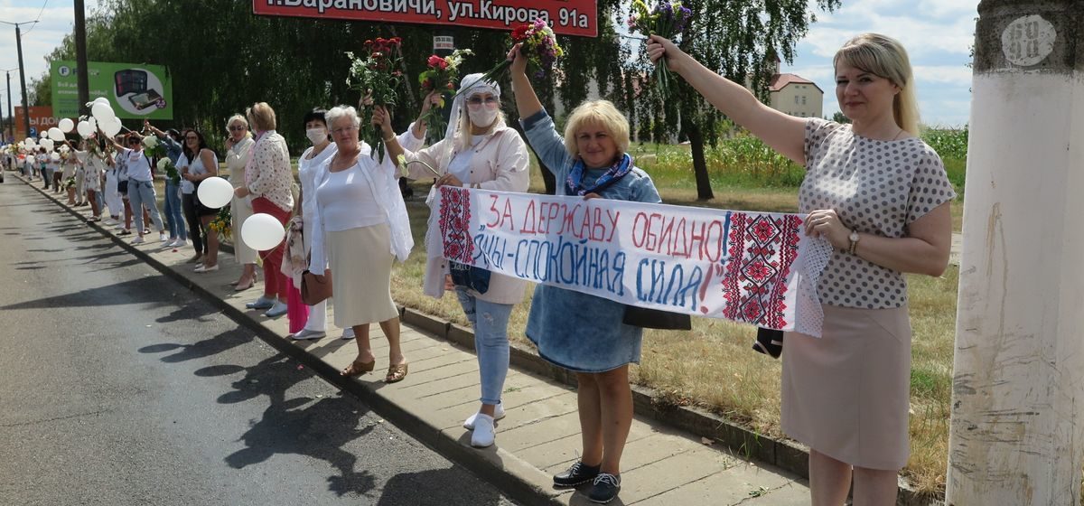 Сотни женщин в белом вышли в Барановичах на акцию против насилия. Много фото - Политика, Протест, Республика Беларусь, Девушки, Цветы, Барановичи, Акции, Длиннопост, Протесты в Беларуси