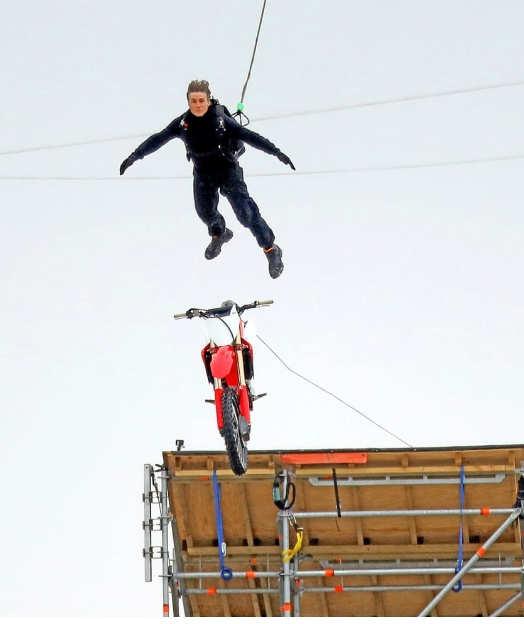 Tom Cruise performs incredible motorcycle stunt at 500 feet for Mission: Impossible - Tom Cruise, Ethan Hunt, mission Impossible, Motorcycles, Deadly Stunt, Actors and actresses, Longpost, Celebrities, Moto