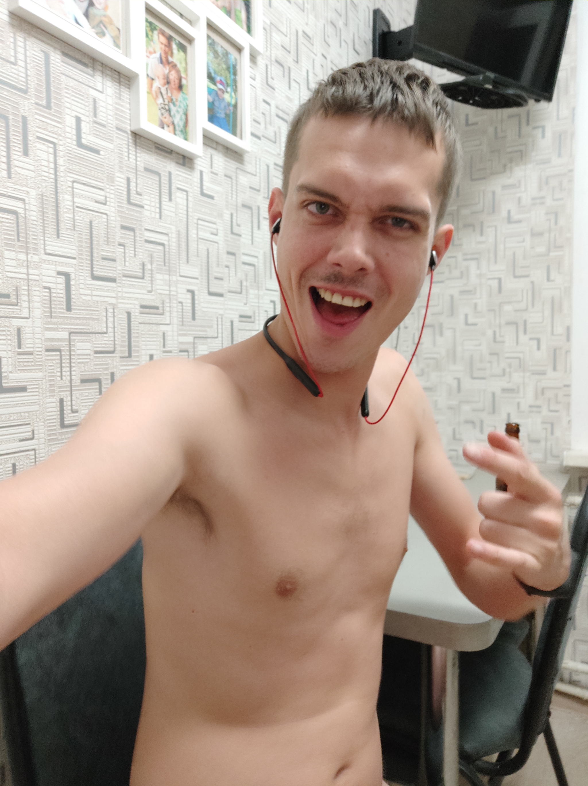 тщедушный парень дохляк. худой спортсмен. тщедушный парень дохляк. тщедушный парень дохляк. хиляк и качок.