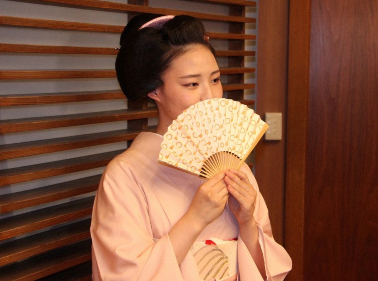 Fans instead of masks - My, Japan, Coronavirus, Geisha, Mask, Fan