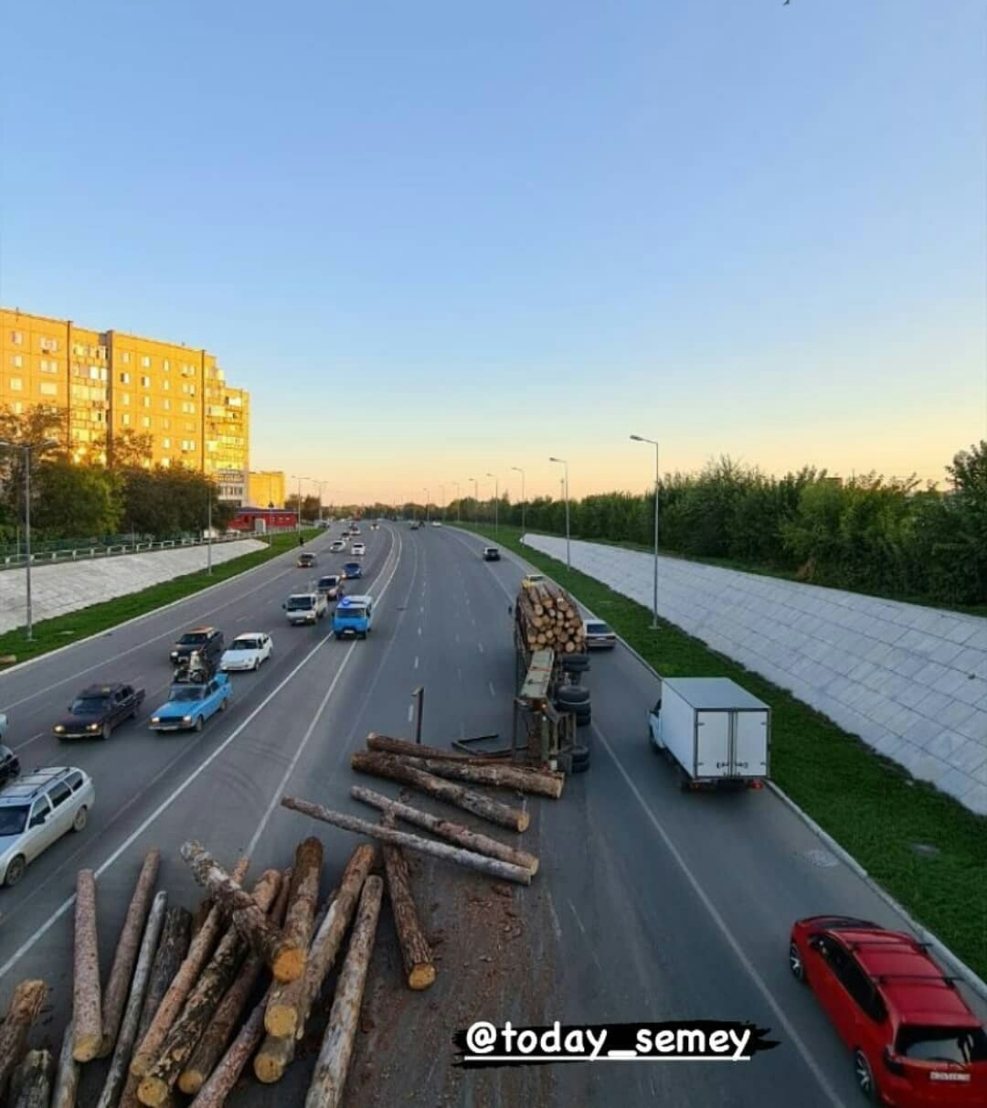 A familiar story in Kazakhstan - Kazakhstan, Families, The photo, Road accident, Timber carrier