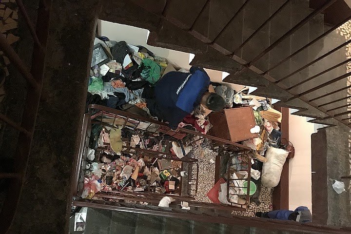 A mountain of garbage up to the ceiling. St. Petersburg police and rescuers are searching for two pensioners in an apartment for the second day - Saint Petersburg, People search, Apartment, Garbage, Video, Longpost, Plushkin's syndrome, Negative