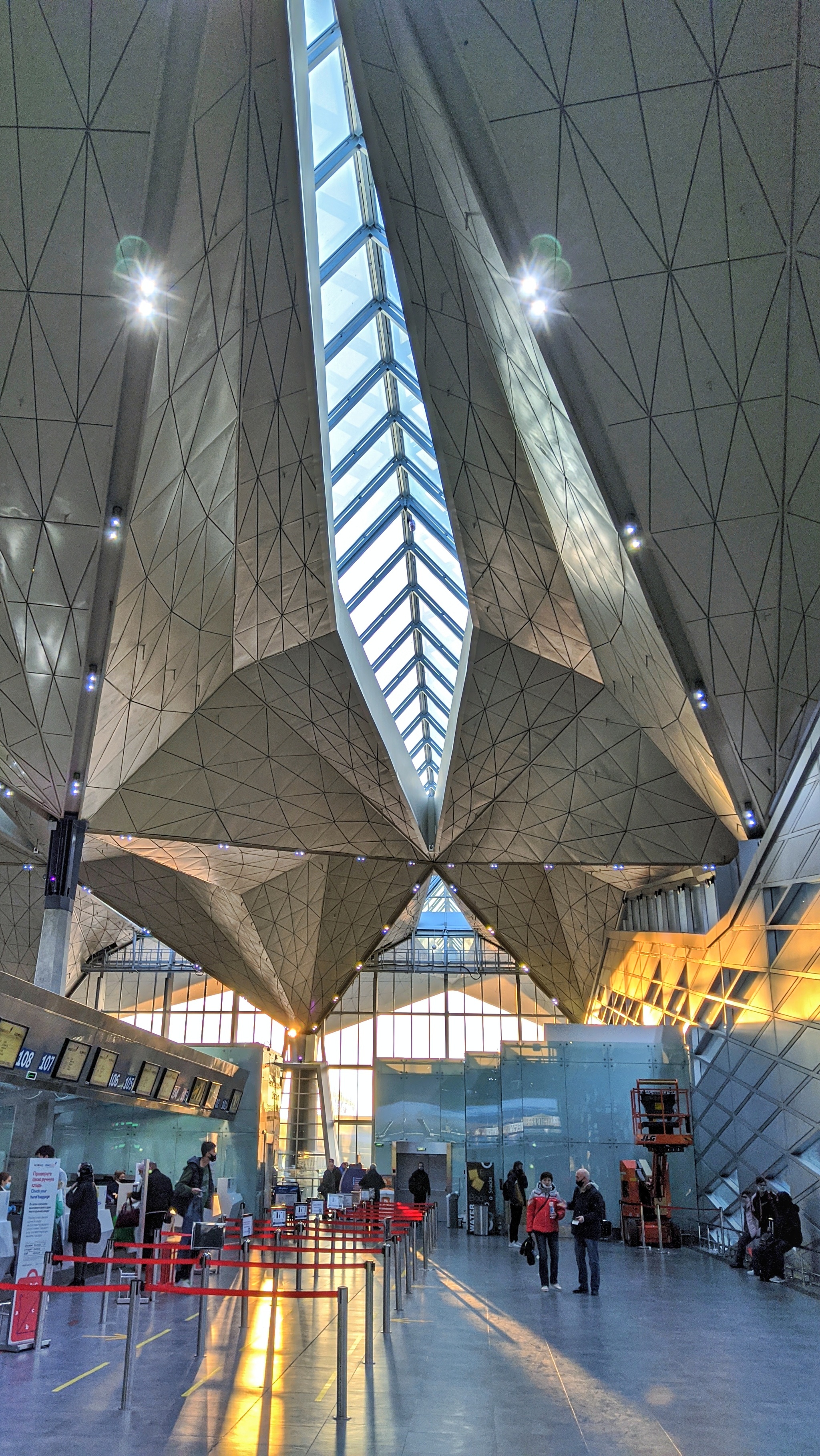 Pulkovo terminal (photo) - My, Visual effects, Pulkovo, Mobile photography, Ceiling, The airport