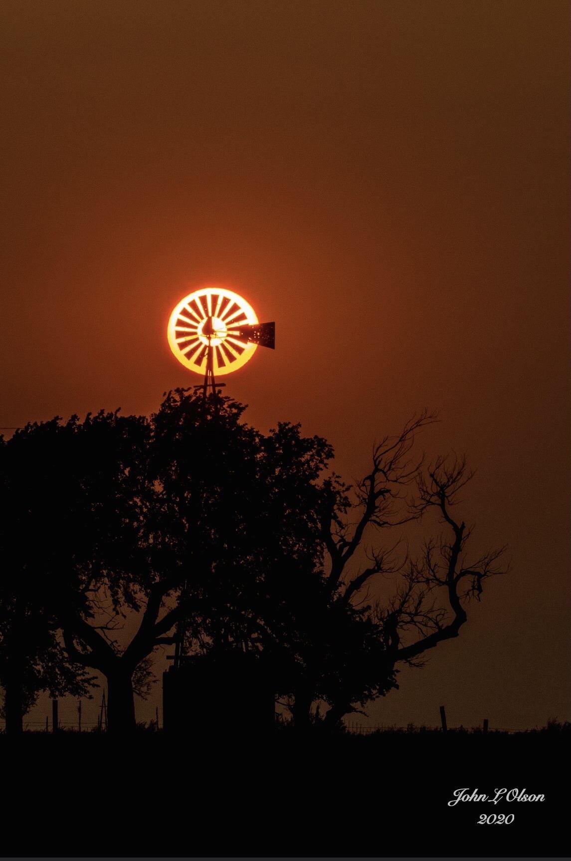 Sunset in Kansas, USA - Kansas, Sunset, The sun, Vane, Wind generator, Landscape, Successful angle, The photo, USA, Reddit, Desktop wallpaper, Phone wallpaper