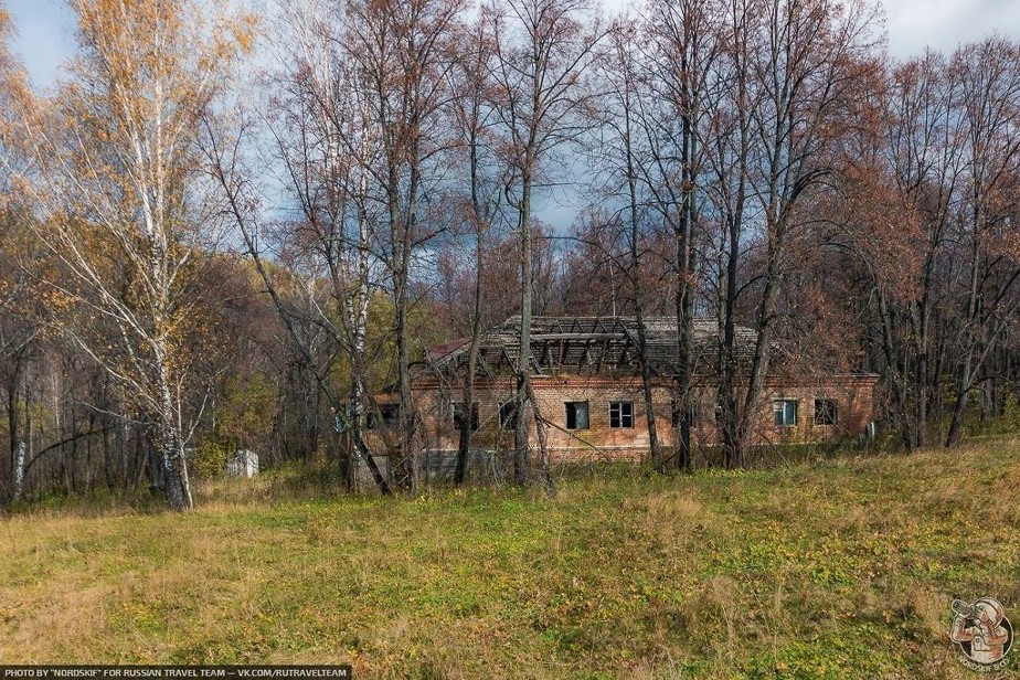 Autumn Ruins Abandoned pioneer camp in the Ural mountains - My, Urbex ural, Abandoned, Pioneer camp, Children's camp, Forest, Autumn, Ural, Longpost