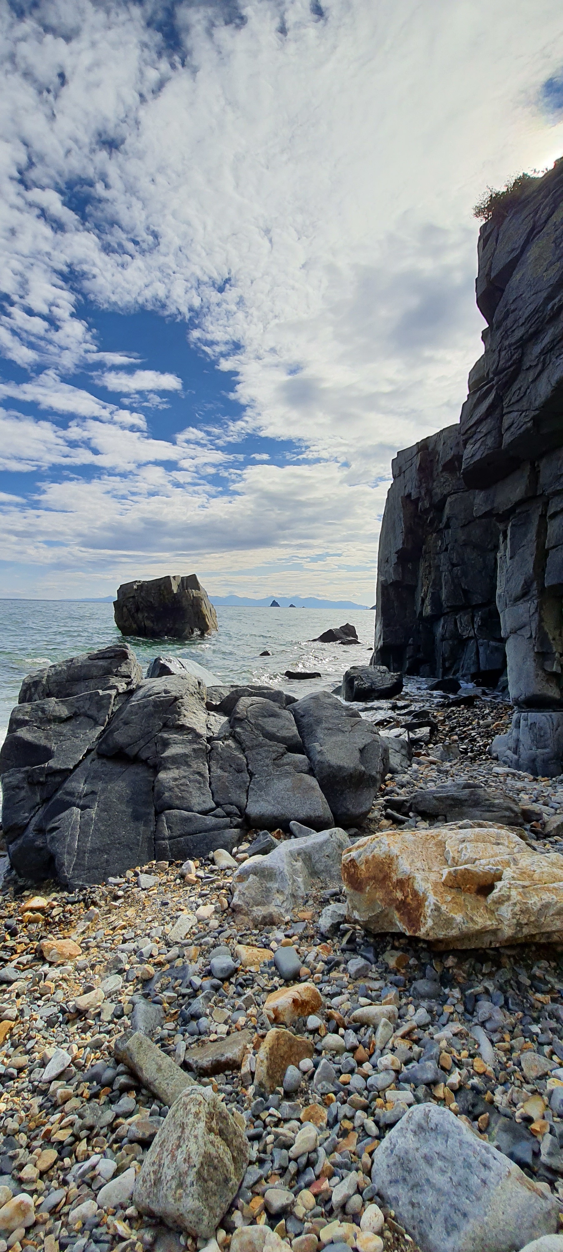 Veselaya Bay, view of the Three Brothers Islands - My, Magadan, Sea of ??Okhotsk, Sea, Bay, Hike, Longpost, The rocks