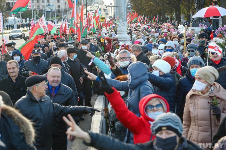 Два таких разных митинга - Республика Беларусь, Пенсионеры, Шествие, Политика, Видео, Длиннопост, Митинг, TUT by, Onliner by