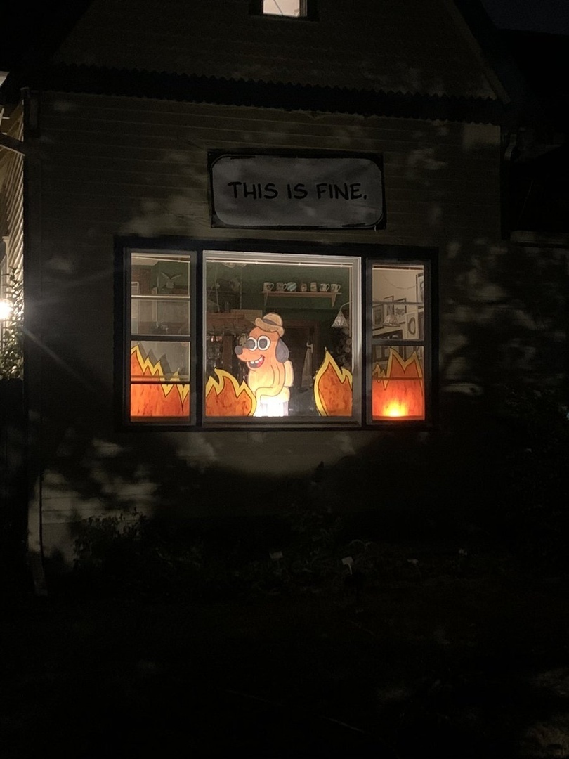 A man from the United States decorated his house for Halloween with the “Everything is fine” meme. Perfect choice for 2020 - Humor, Halloween, House, Memes, Longpost