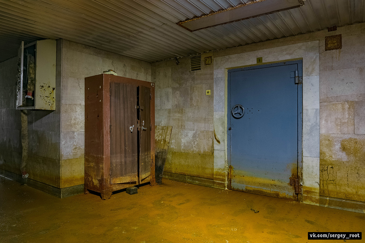 Abandoned bank vault - My, Abandoned, Bank, 90th, Longpost