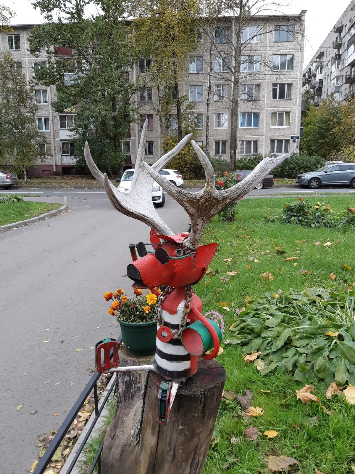 Just figures in front of a parking lot - My, The photo, Saint Petersburg, Garden figures, Figurines, Folk art, Longpost