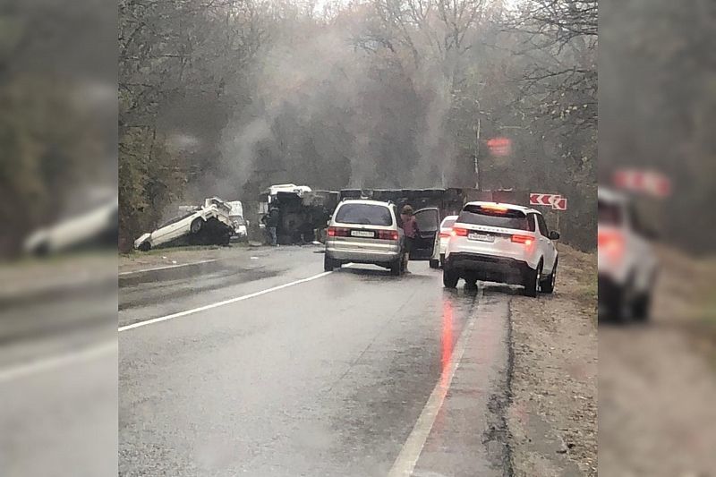 In a serious accident with a toner and a car, 4 people were killed, 2 were injured - news, Road accident, Negative, Victim, Краснодарский Край, Longpost