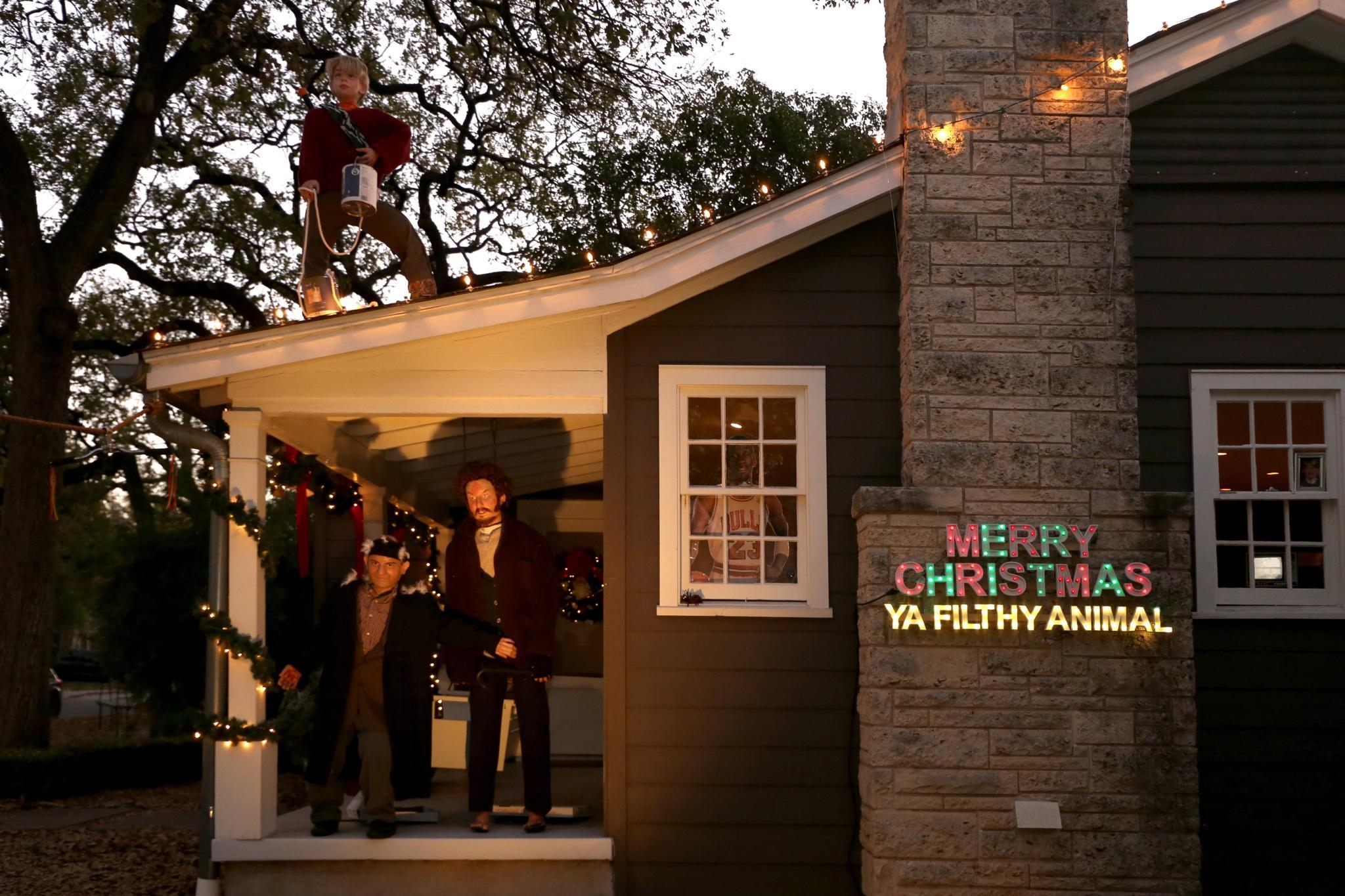 On the occasion of the 30th anniversary of the film “Home Alone”, and at the same time for the upcoming Christmas, a married couple decided to decorate their cottage in honor of the film - The photo, USA, House, Decoration, Movies, Home Alone (Movie), Christmas, Reddit, Longpost