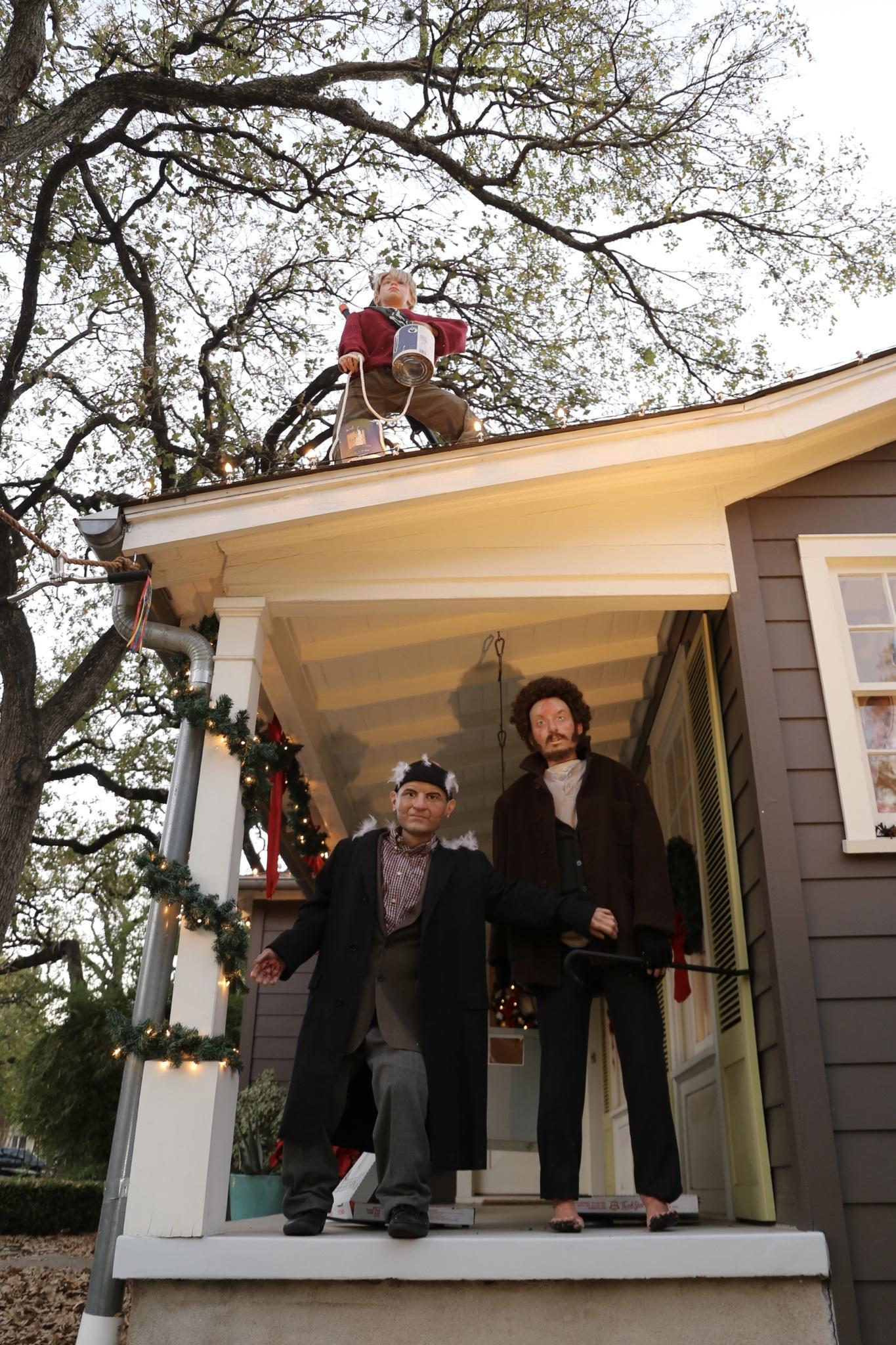 On the occasion of the 30th anniversary of the film “Home Alone”, and at the same time for the upcoming Christmas, a married couple decided to decorate their cottage in honor of the film - The photo, USA, House, Decoration, Movies, Home Alone (Movie), Christmas, Reddit, Longpost