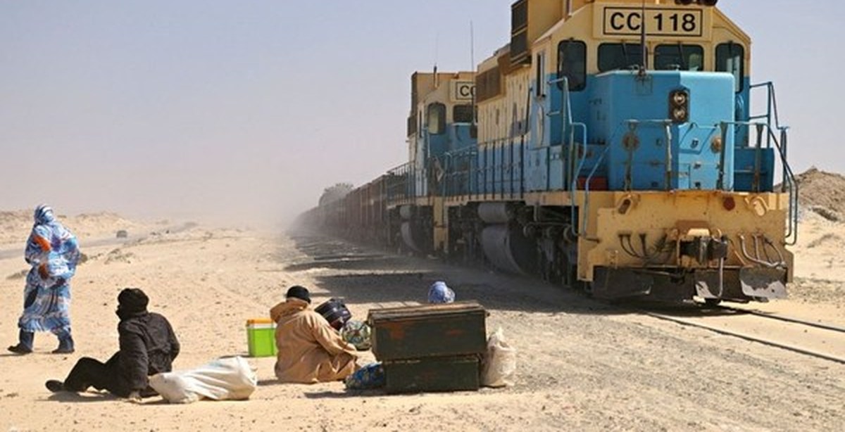 Поезд в пустыне. Сахарские оазисы, мавритания. Нуадибу мавритания самый длинный поезд. Мавритания железная дорога. Через пустыню через сахару.