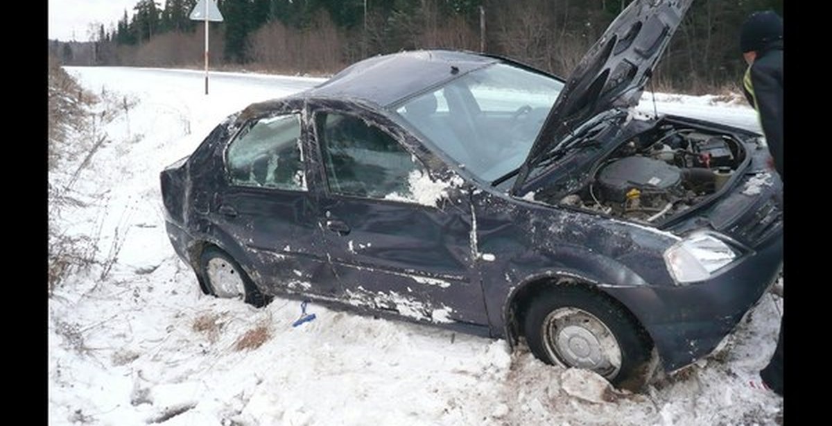 Russian car crash. ДТП Рено Логан серый зима. Рено Логан 2 разбит в хлам.