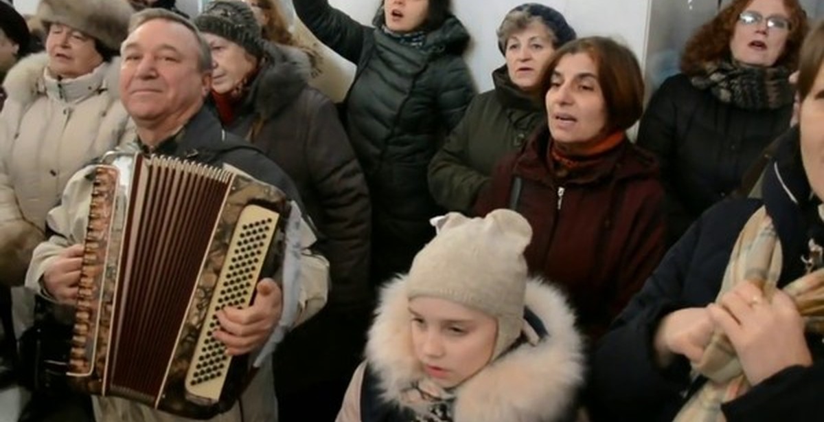 Поем на вокзале. Поет на вокзале. Пели на вокзале флешмоб. Вокзал петь песни. Молодежь поет на вокзале.