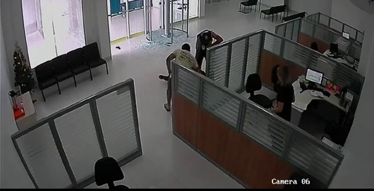 ограбление на бейкер-стрит (2008). ограбление с камер наблюдения. ограбление в россии 2021. ограбление банка в екатеринбурге. решили ограбить банк банков.