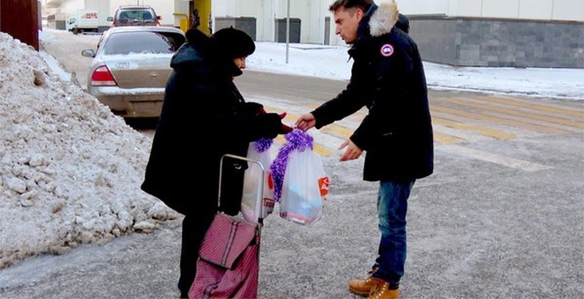 Помог донести. Парень помогает бабушке. Нести сумку пожилого чел. Помочь бабушке донести тяжёлую сумку. Помогают бабушке из Краснобродского.