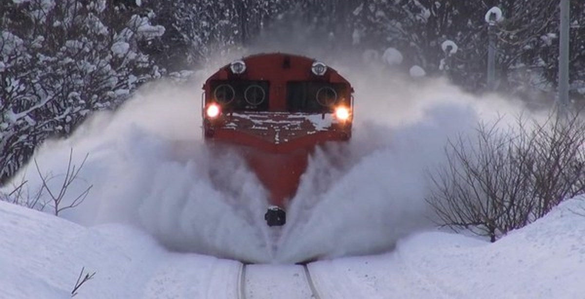 Поезд снежные заносы. Поезд снегоочиститель. Поезд в снегу. Снегоуборочный тепловоз. Поезд для чистки снега.