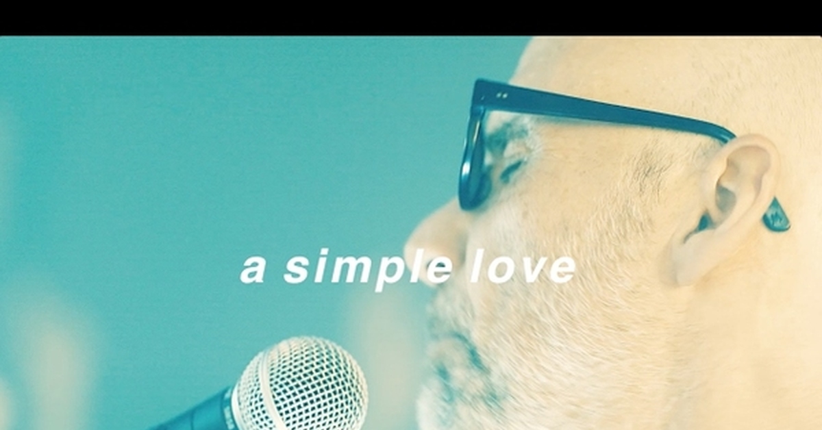 Моби клипы. Moby a simple Love. Love should Moby. Моби клипы о любви. Песня simple любила.