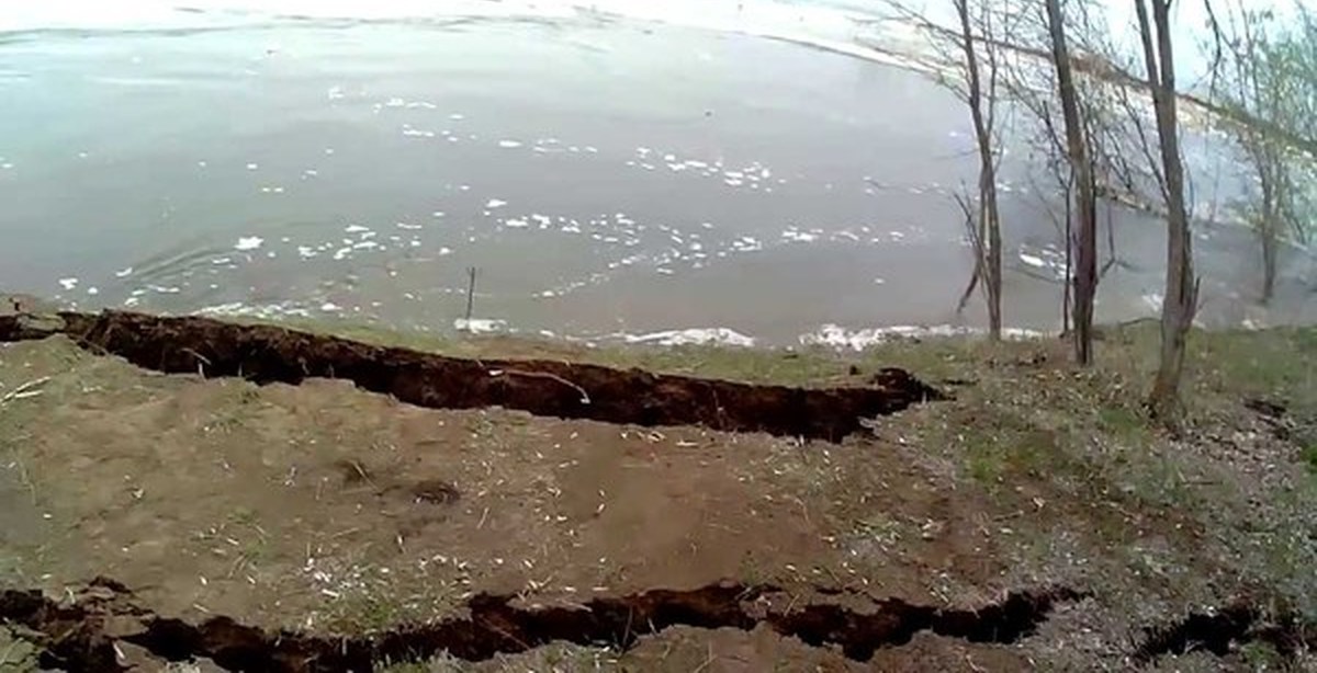 Водоворот мальстрём, норвегия. Водоворот у галапагосских островов. Воронка на волге. Воронки в реке. Водоворот в реке.