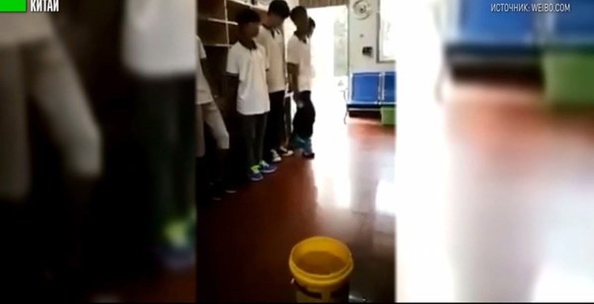 Девочек в китайской школе заставляют снимать трусы. Когда учитель топит ученика. Ученик надел на голову училки мусорное ведро на уроке. Школьник топит другого.