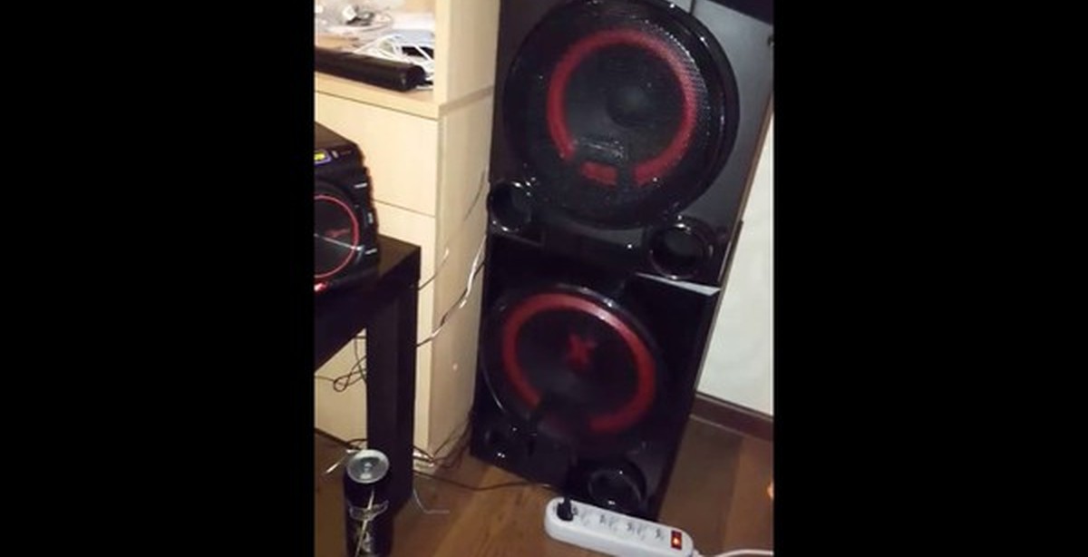 Приколы колонки видео. Приколы колонки видео. Приколы колонки видео. Смешные колонки. Колонки в оку.