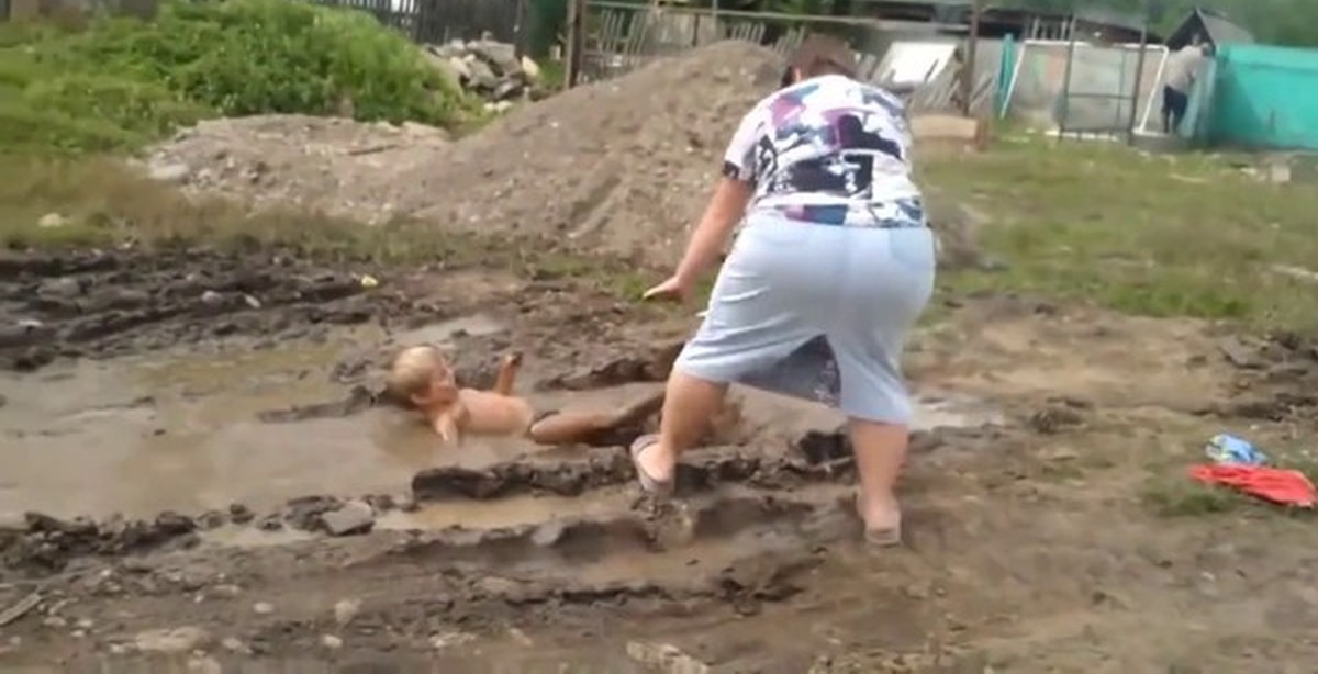 Бабушки гостями видео. Мальчик в деревне грязный. Деревенский мальчик в грязи. Дети валяются в грязи в деревне. У бабушки в деревне в грязи.