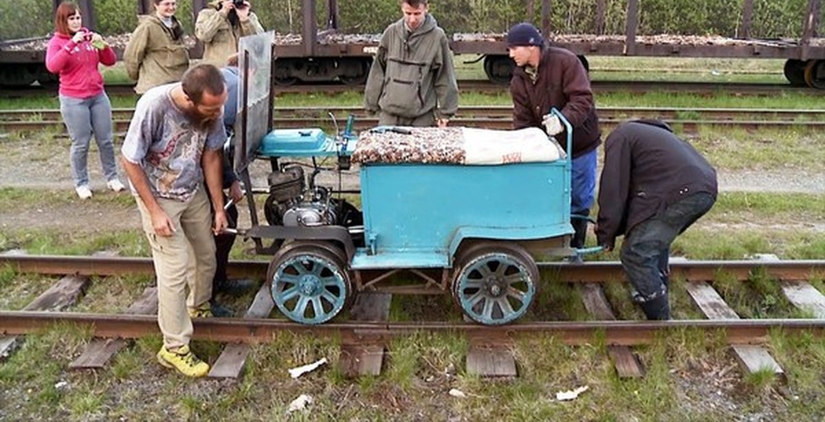 чульжан-бельсу красноярская железная дорога сход вагонов. узкоколейка тверь. дрезина железнодорожная. дрезину они нашли под насыпью. дрезину они нашли под насыпью.