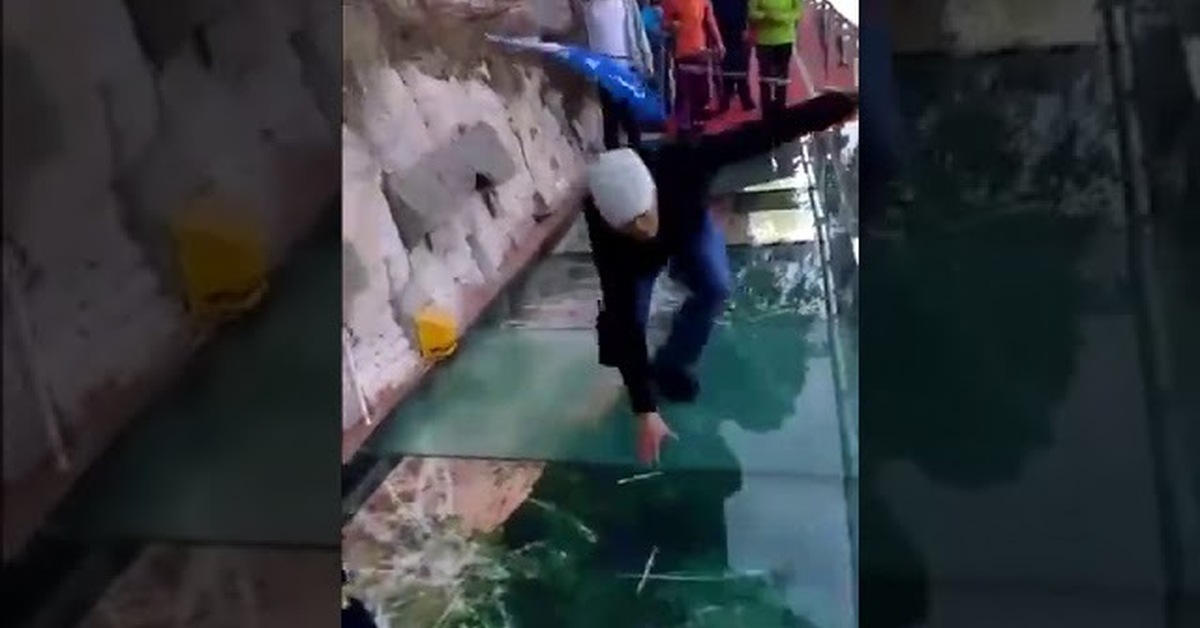 Мост в китае стеклянный который трескается. Стеклянный мост в кемерово. Стеклянный мост в китае с эффектом. Китайский стеклянный мост с трещинами. Стеклянный мост с эффектом трескающегося стекла.