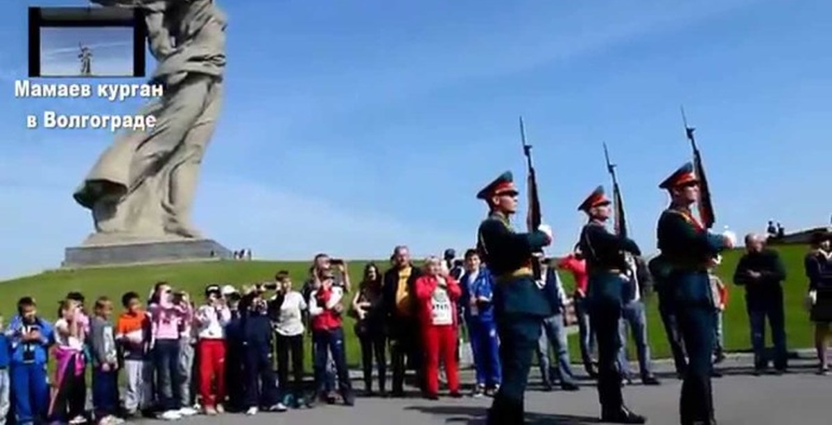 Смена волгоград. Караул в Волгограде Мамаев Курган. Почётный караул Волгоград Мамаев. Смена почётного караула на Мамаевом Кургане. Волгоград. Родина-мать Волгоград караул.