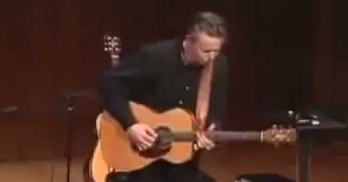 Виртуозная игра на гитаре видео. Казах играет на гитаре. Виртуозы игры на гитаре. Виктор абрамов гитара. Тобиас раушер видео гитарист.