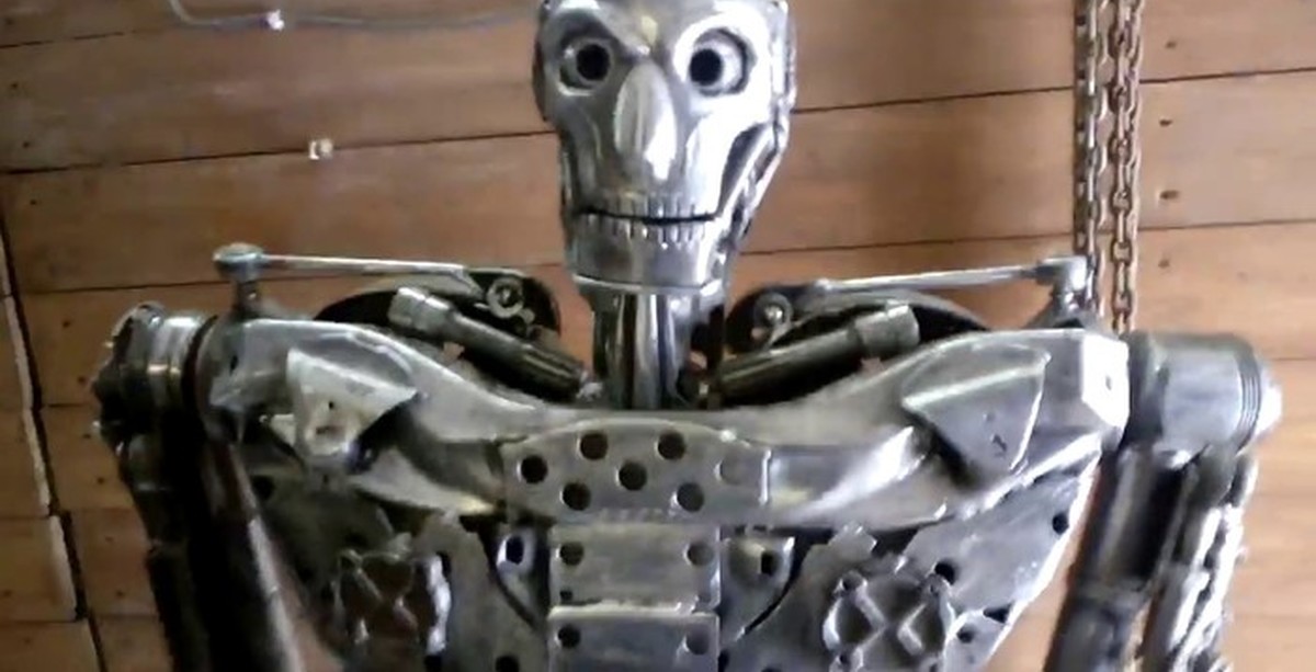 Чугунный терминатор. Терминатор т-800 эндоскелет. Терминатор железо. Статуэтка терминатора бюст. Чугунный терминатор.