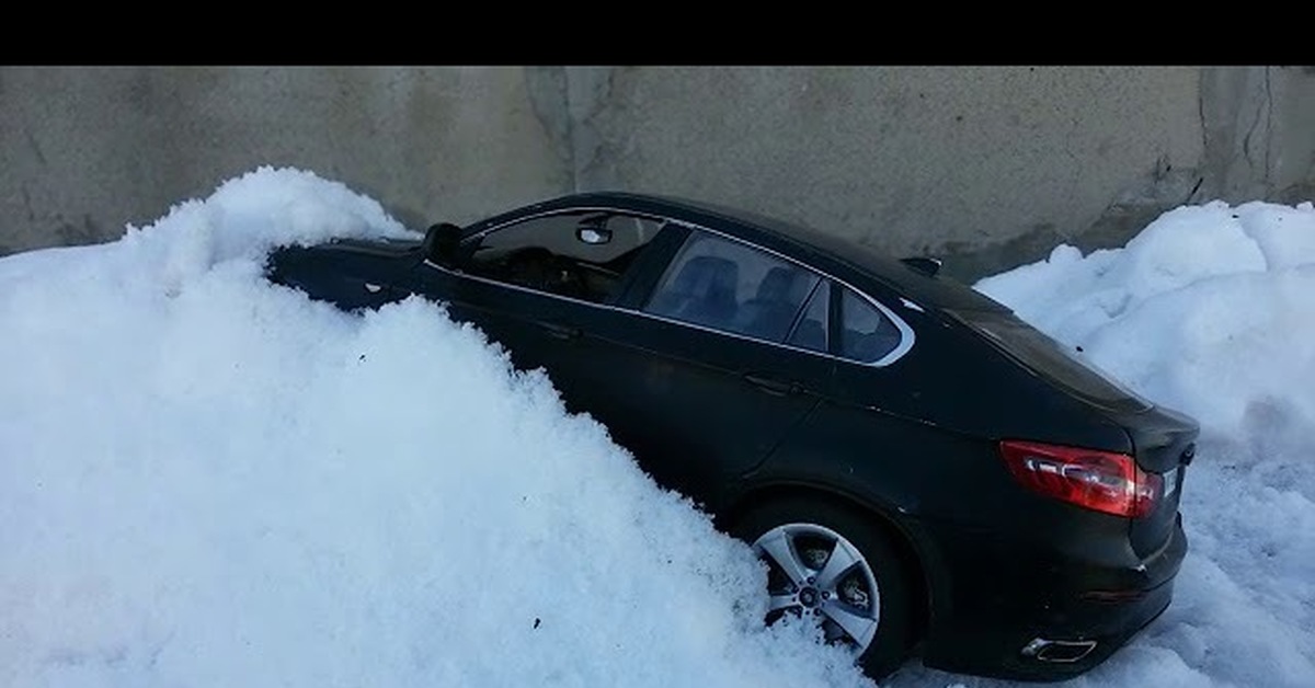 Въехал в сугроб. BMW x6 в сугробе. БМВ х6 черный зимой. БМВ х6 черная матовая в снегу. Киа Рио черная забуксовала в снегу.