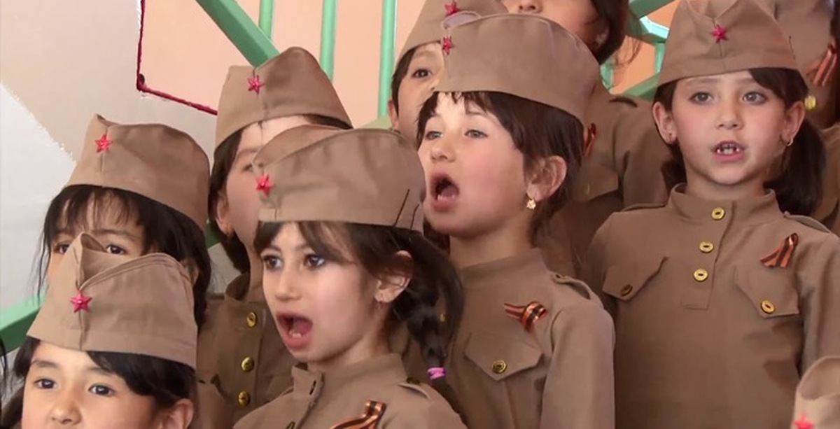 Песня смуглянка поют дети. Смуглянка таджикские дети. Дети поют о войне. Смуглянка детский сад. Дети поют Смуглянку в детском саду таджикские.