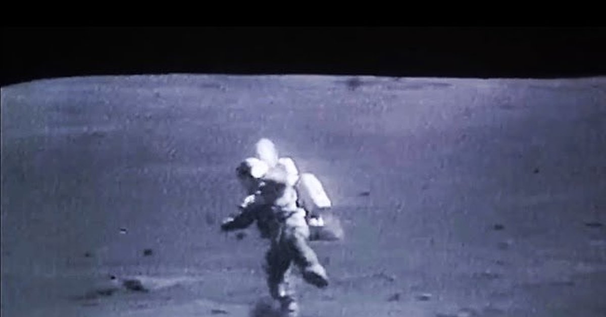 Правда что в америке вчера упала луна. Американцы на Луне. Космонавт на Луне. Прыжки астронавтов на Луне. Космонавт на Луне прыгает.