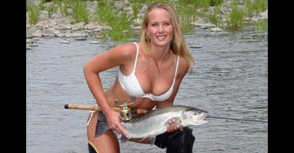 Едите рыбачить. Девушка с форелью. Приколы на рыбалке. Женщины на рыбалке. Рыбачки девушки.