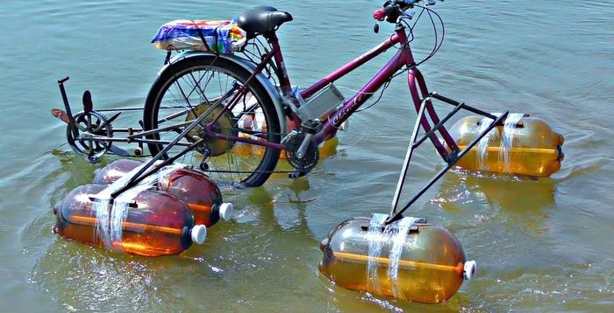 Water bike. Катамаран надувной велопривод. Мотоцикл на катамаране. Катамаран из пивных кег. Водный катамаран из велосипеда.