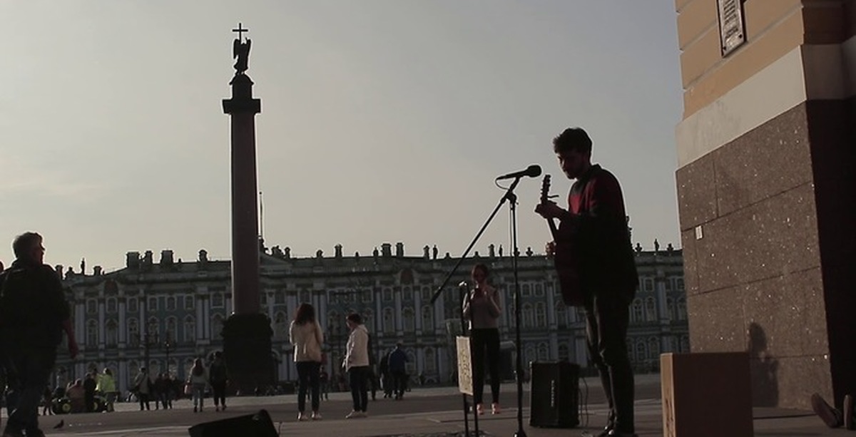 Музыка петербурга. Санкт-Петербург музыкант на Дворцовая площадь. Уличные музыканты в Питере на Дворцовой площади. Питер музыканты Дворцовая площадь. Уличные музыканты Дворцовая площадь.