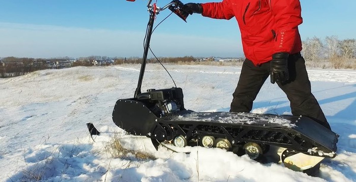 Мотосноуборд своими руками. Мотоснегокат Васюган. Мотосноуборд Snow-Bike. Миниснегоход Сноу байк. Гусеничный мотоснегокат мини Васюган.