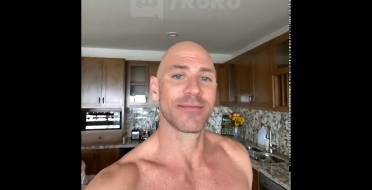 Красотка Kissa Sins и лысый из бразерс Johnny Sins ебутся дома