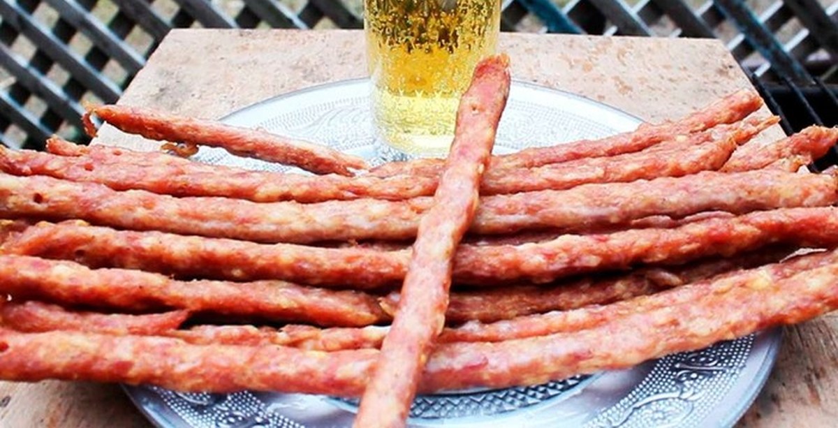 Кнуты рецепт. Сушеная колбаса. Жгуты орион колбаски сырокопченые. Колбаса пальцем пиханная. Пивчики пражские микоян.