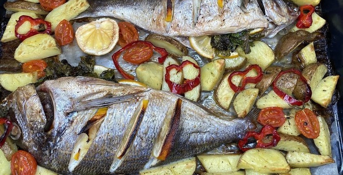 Дорадо с овощами в духовке. Дорадо в духовке. Запеченная рыба дорадо. Дорада рыба в духовке. Рыба дорадо с овощами.