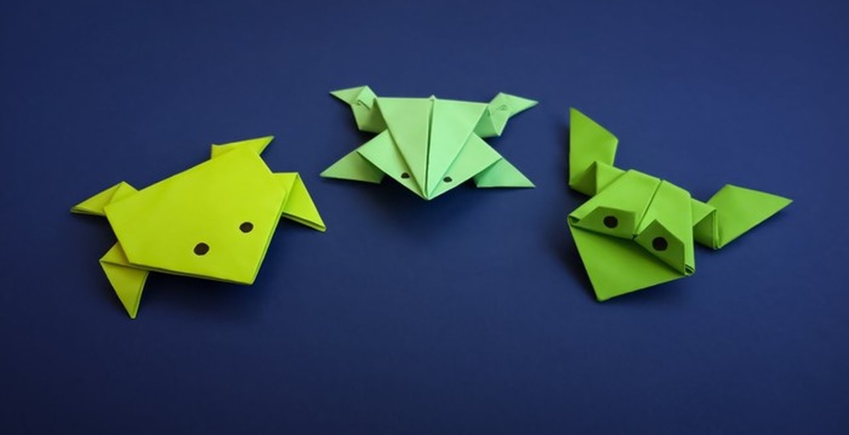 Лягушка из бумаги. Оригами. Оригами из бумаги. Оригами лягушка из бумаги. Лягушка из бумаги прыгающая.