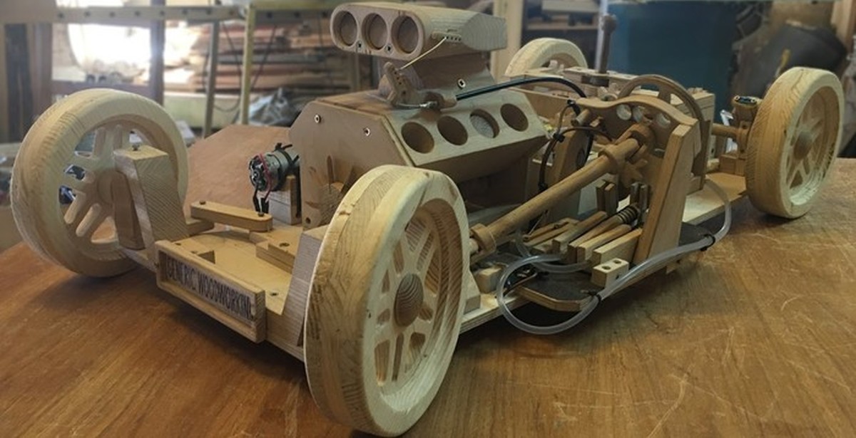 Машинка в рабочем состоянии. Деревянный автомобиль. Макет автомобиля из дерева. Деревянные машинки с двигателем. Модель двигателя из дерева.