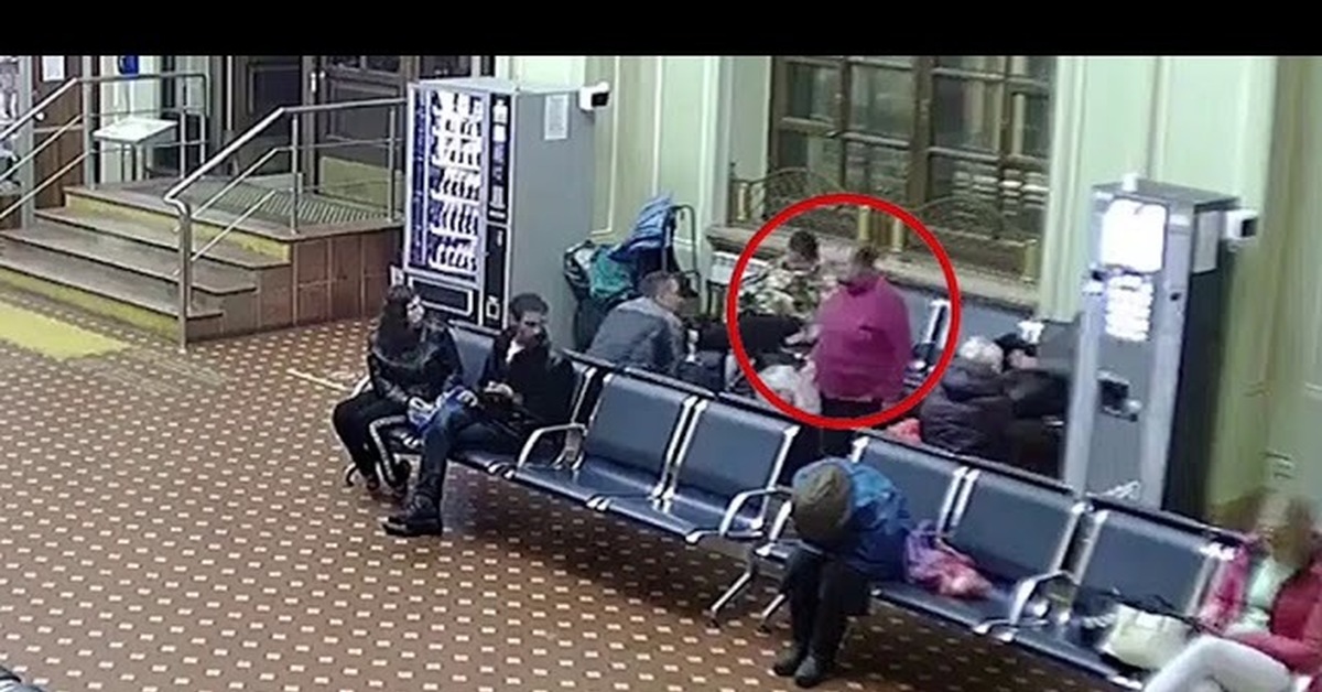 Изменения на вокзалах. ЖД вокзал Тверь зал ожидания. Тверь автовокзал зал ожидания. Парни в зале ожидания на вокзале.