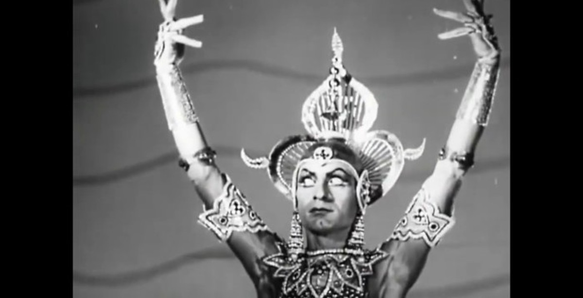 Золотой бог танец эсамбаев. Золотой бог танец эсамбаев. Бог танца эсамбаев. Махмуда алисултанович эсамбаева. Золотой бог танец эсамбаев.